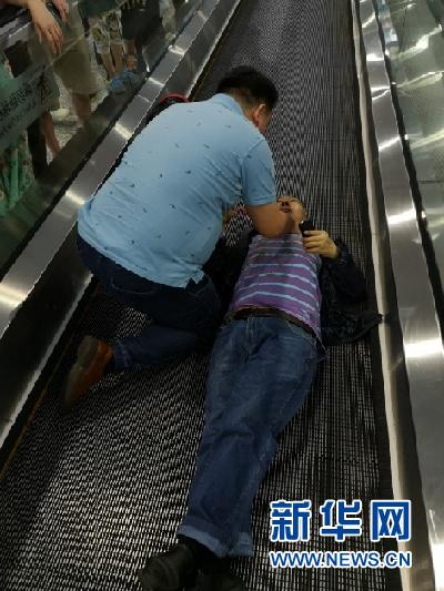 彭旭救治病人。新华网发