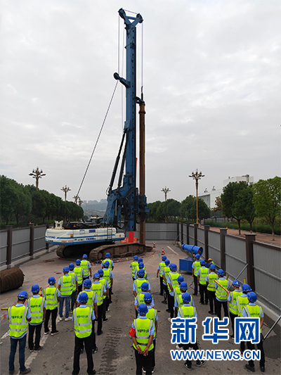重庆轨道交通4号线二期高架车站主体工程11日全面开工建设,图为中铁七局参建人员在开工仪式现场。新华网发(郭强 摄)