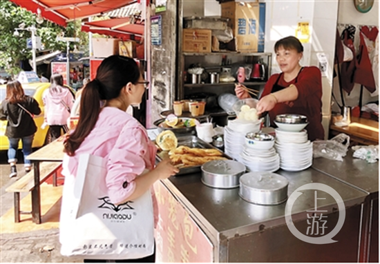 李术华的包子店。