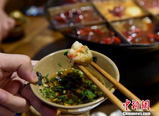 图为食客品尝麻辣双椒口味的汤圆。 周毅 摄