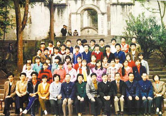 刘传健中学时期和老师同学的合影(红圈处为刘传健)。夏祥洲 周邦静 翻拍