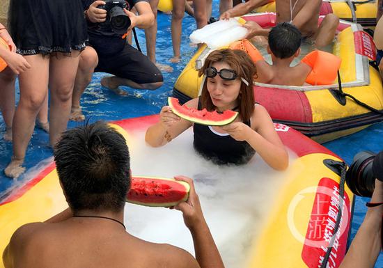 挑战节目内衣被水冲掉_水上乐园内衣被冲掉(2)