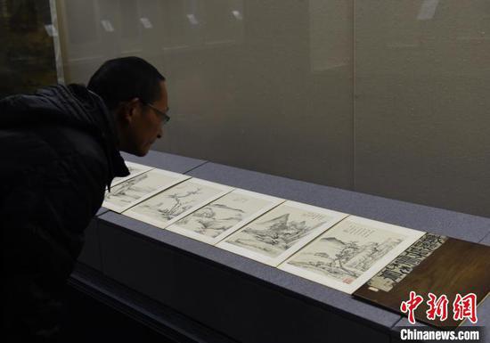 图为精美画作吸引市民眼球。 周毅 摄