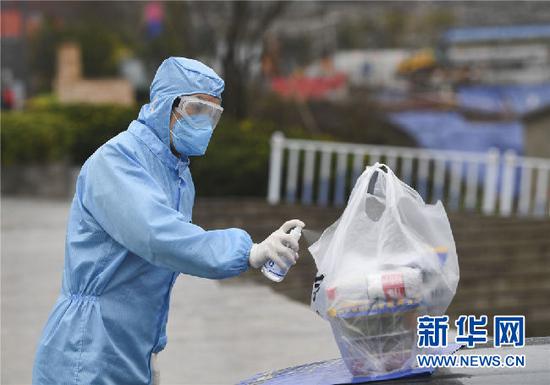重庆一家火锅店的工作人员在准备外卖菜品。