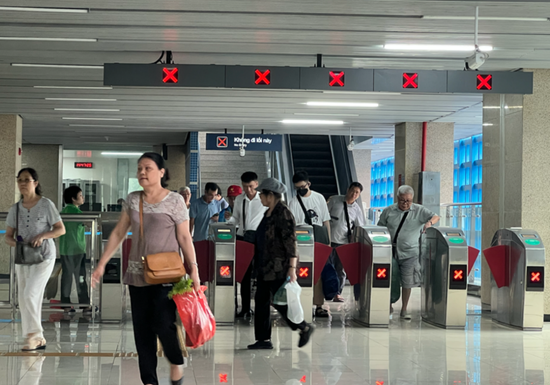 7月20日,越南河内城市轨道交通吉灵路站乘客出站 晏语 摄