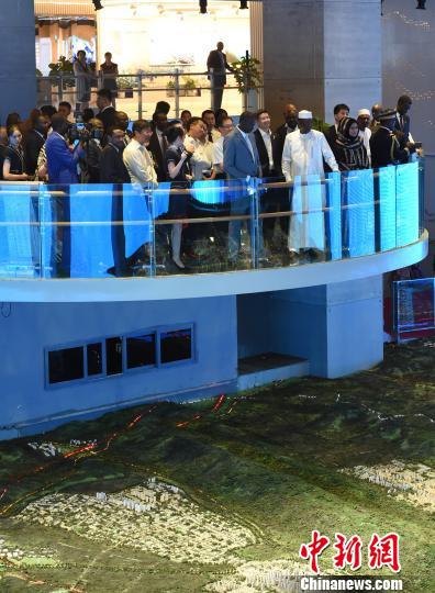 图为乍得总统伊德里斯·代比一行在重庆市规划展览馆内参观。 周毅 摄
