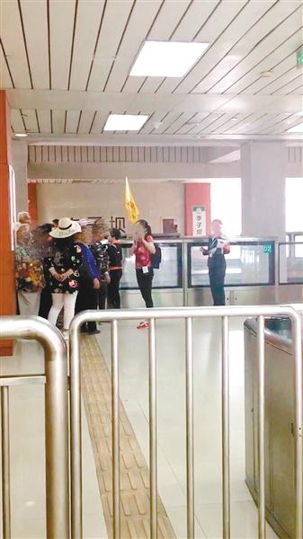 重庆轻轨2号线李子坝站很美 拍照请注意安全