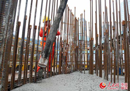 重庆轨道交通9号线嘉华大桥轨道专用桥,第四节墩身完成混泥土浇筑,主墩P5墩顺利“出水”。何超 摄