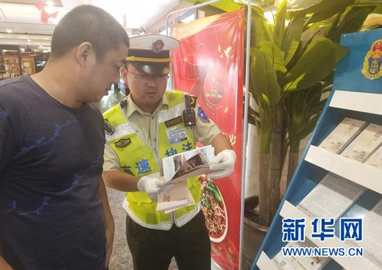 高速执法人员为游客介绍旅游线路。新华网发(受访单位供图)