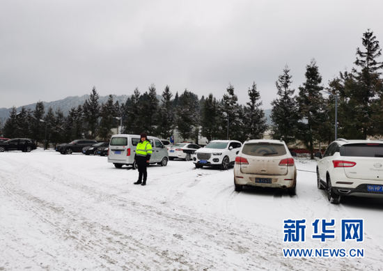 G50沪渝高速石忠辖区大范围降雪,此前因湖北交通事故导致交通管制,大面积车辆积压在服务区。新华网发