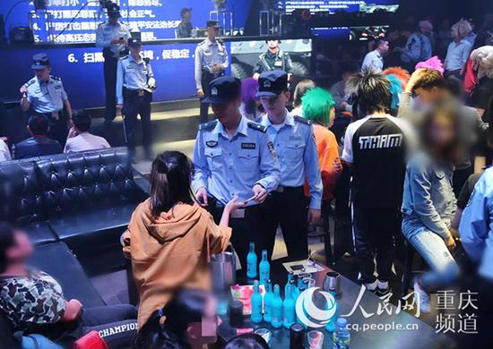 民警突击检查娱乐场所。长寿警方供图