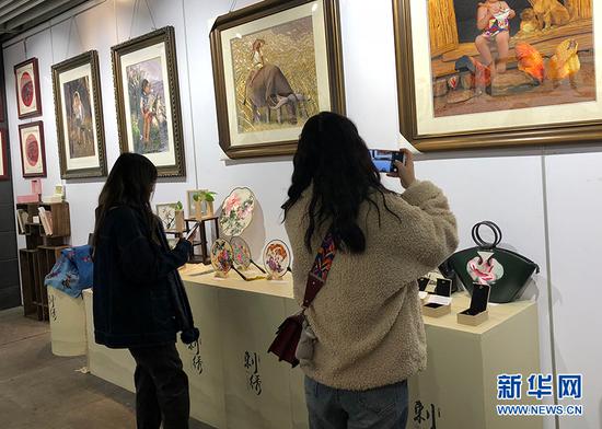 图为市民参观2018年鲁渝非遗扶贫培训成果展。新华网 陶玉莲 摄