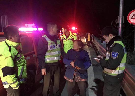 九旬老人晚上闯入高速公路。图片来源:重庆交通执法总队高速公路第二支队七大队
