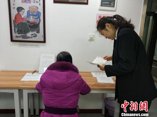 图为市民正在订立遗嘱