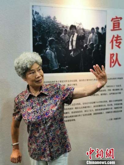 图为市民在“百姓生活记忆展”现场合影留念。 钟欣 摄