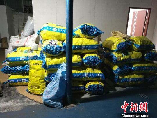 图为警方查获的制假原料。 警方供图 摄