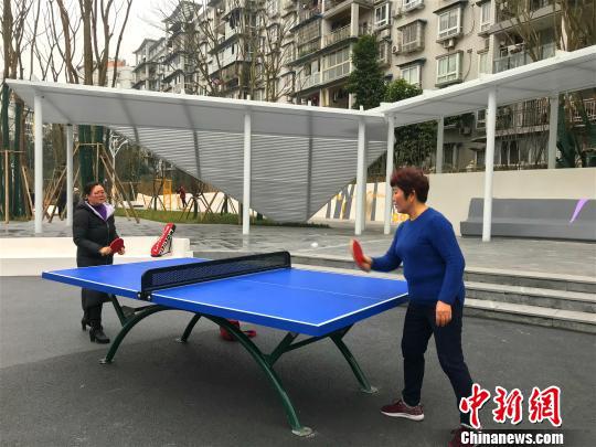 图为交付使用的凤鸣体育文化公园,市民打球锻炼身体。 钟旖 摄