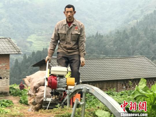图为农户成运输机驾驶员。 钟欣 摄
