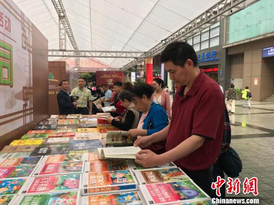 图为市民选购图书。 钟旖 摄