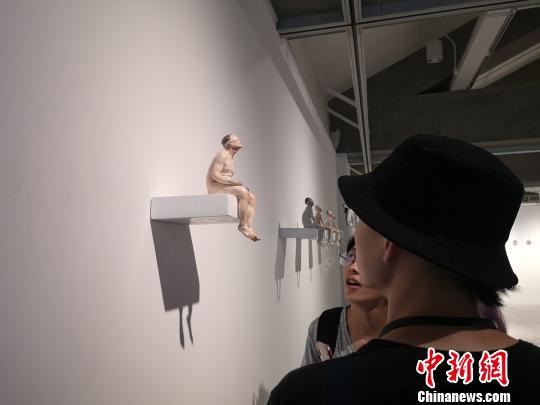 图为观众观展。 刘贤 摄