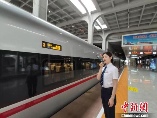 图为重庆西站工作人员正在指引乘客上车。 汪亮 摄
