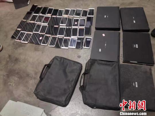 图为警方查获的部分作案工具。警方供图