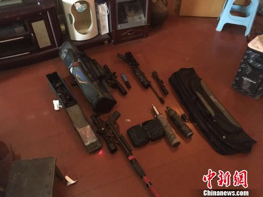 图为警方缴获的部分枪支。警方供图