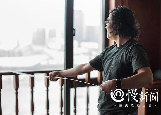 史国瑞在测量相距