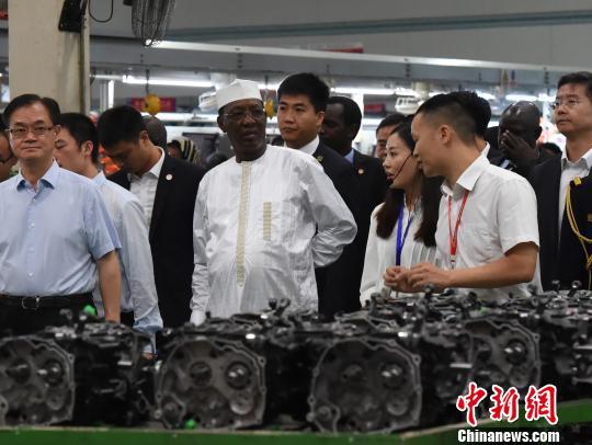 图为乍得总统伊德里斯·代比一行在重庆知名汽车企业内参观。 周毅 摄