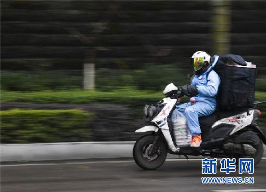 重庆一家火锅店的工作人员在准备外卖菜品。