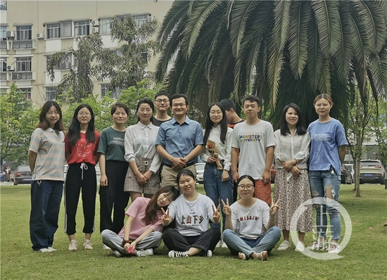▲李金华教授和学生们。