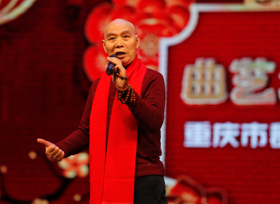 图为李伯清现场表演散打评书《人生百态》。高科摄