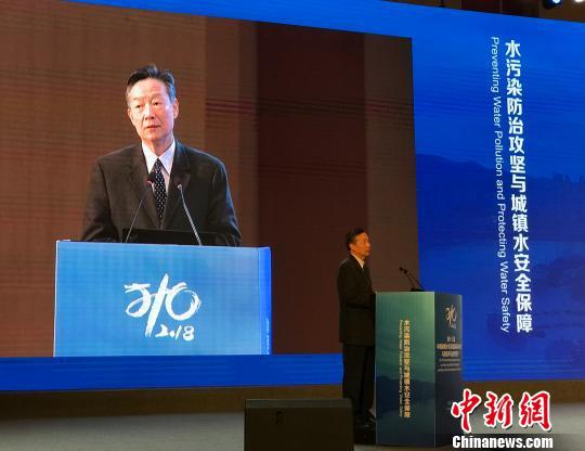 图为国务院参事、中国城市科学研究会理事长仇保兴发表主旨演讲。 钟旖 摄