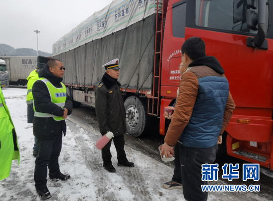 重庆高速相关负责人赶往现场指导除雪保畅工作,并为滞留司乘人员送热水、方便面。新华网发