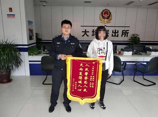 董女士给民警送去锦旗。 渝中警方 供图