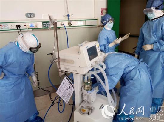 不到二十分钟,这间由普通病房改造的临时ICU,各项准备工作就绪。院方供图