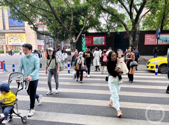 ▲秋风瑟瑟,不少重庆人已经换上了秋装