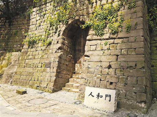 图③:人和门上长满野花。 见习记者 赵迎昭 摄