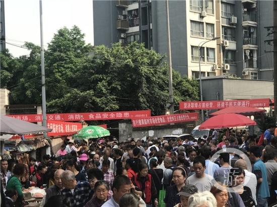 △集市入口处,醒目的横幅上写着市场即将关闭的宣传语。