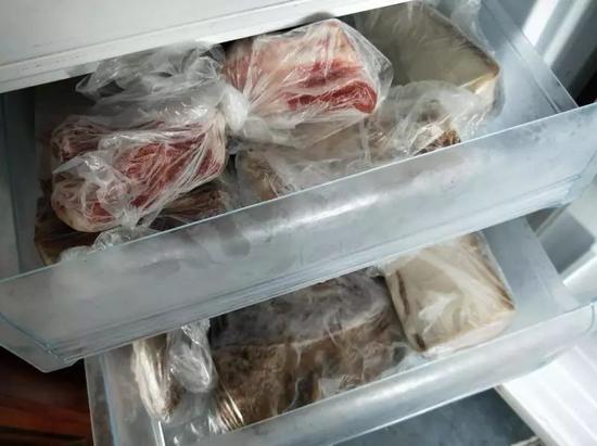 妈妈喜欢往冰箱冷冻室里塞各种肉,有的都变成了"僵尸肉"