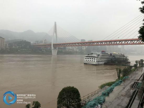 洪水过境 朝天门两江水位上涨4.09米