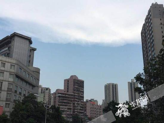 蓝色的天空。 记者 刘嵩 摄
