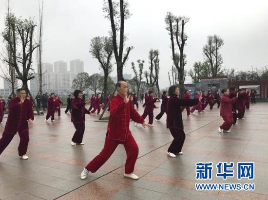 市民在龙景湖公园锻炼。新华网发(邵雨涵 摄)