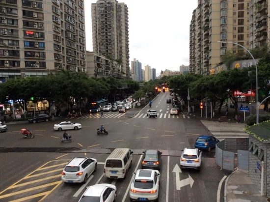 龙山路-松石北路交叉口渠化改造改造前