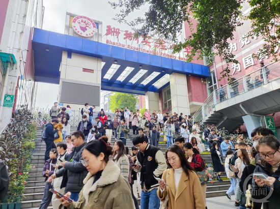 国考现场直击：重庆最热岗位近千人报名 生态文明、经济高质量