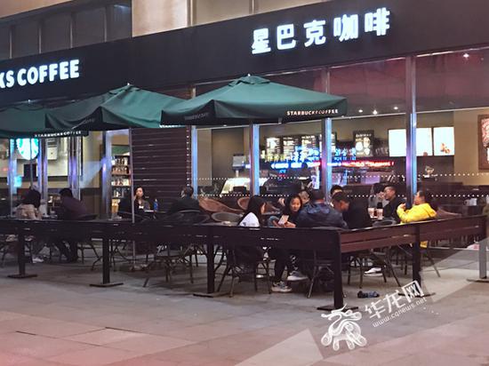 位于南坪上海城的星巴克,晚上9点多依然有不少顾客。记者 周晓雪 摄
