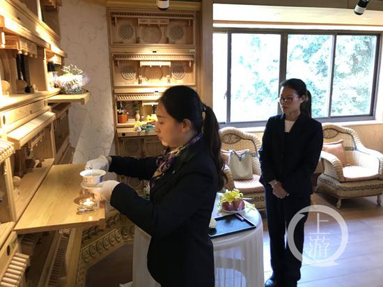 e2e80f6cc97210957f1a0dfe394eab3c.jpg △4月1日,重庆南山福座的塔陵,工作人员任廷敏(左)和石思玉(右)在做代客祭祀前准备。