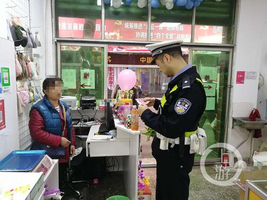 9ae5e7305c1f97417d41c1951185758b.jpg △民警在向商户了解情况。警方供图