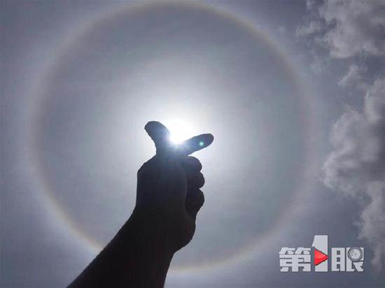 679ec6b8e40c4efe505267abcbdc54ce.jpg △15日,北碚上空出现的日晕。图片来源:第1眼