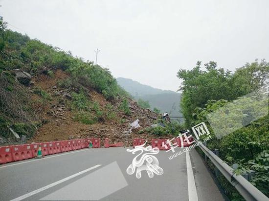 渝湘高速武隆段边坡滑坡出城方向道路中断